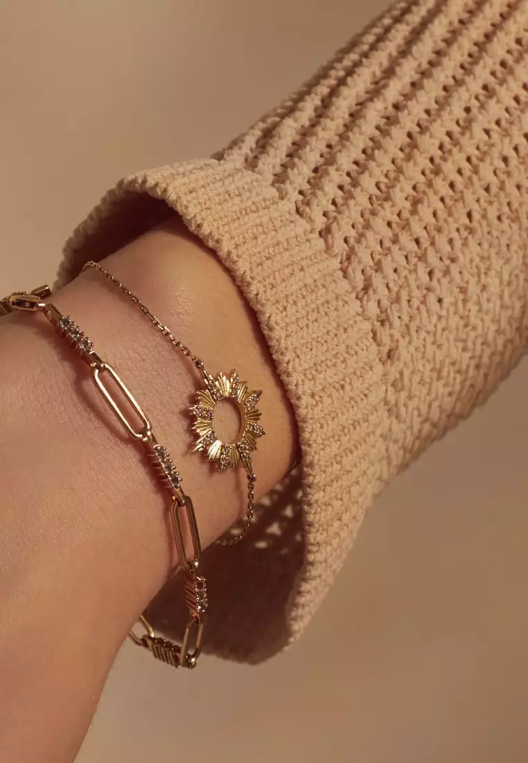 Dainty gold bracelet top