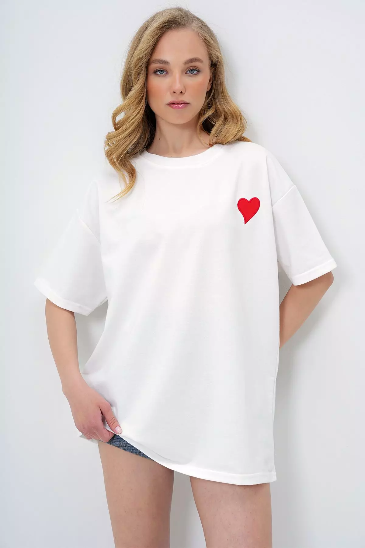 Women's White Crew Neck Heart Embroidered Two Thread Oversize T-Shirt Alc-X13912