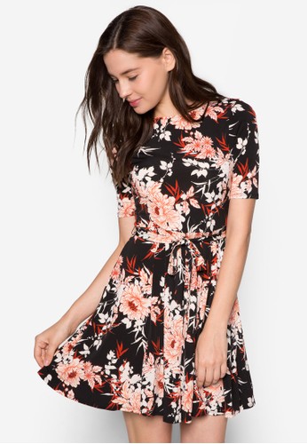 zalora 男鞋 評價花卉印花褶藝連身裙, 服飾, 服飾