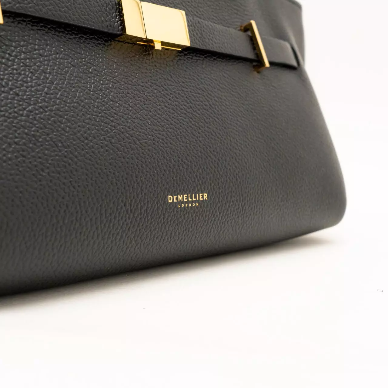 The New York Small Shoulder Bag Grained Black