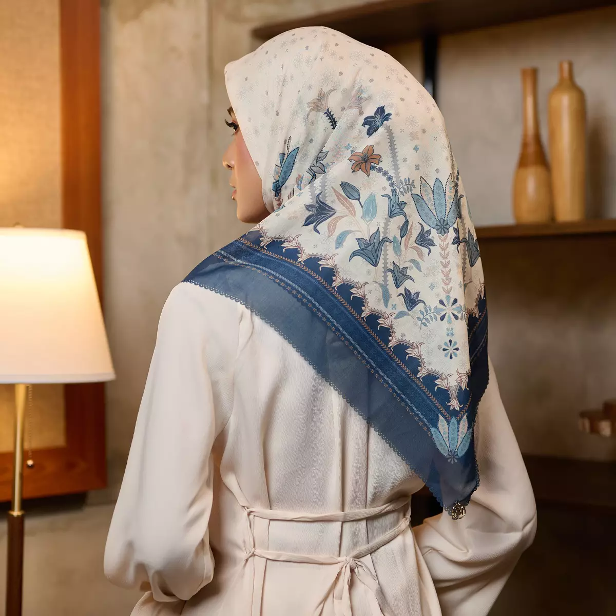 [INCLUDE PREMIUM HARD BOX] ZM Zaskia Mecca - Scarf Syari Primadona Series Lilya Raya Cream 125 | Hijab Premium Square Motif Kerudung Segi Empat