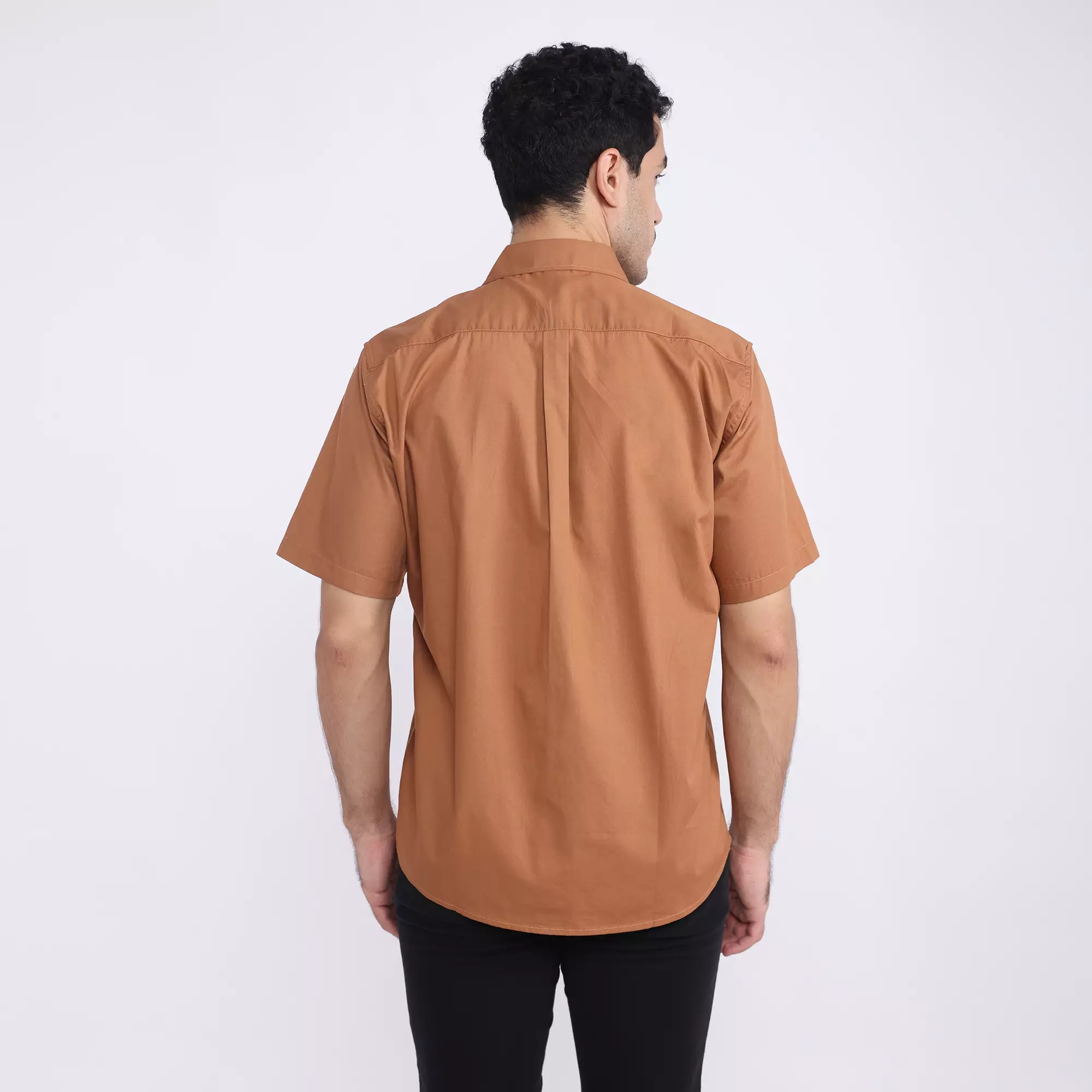 LARUSSO Kemeja Poplin Slim Fit Pria Lengan Pendek - Mocha