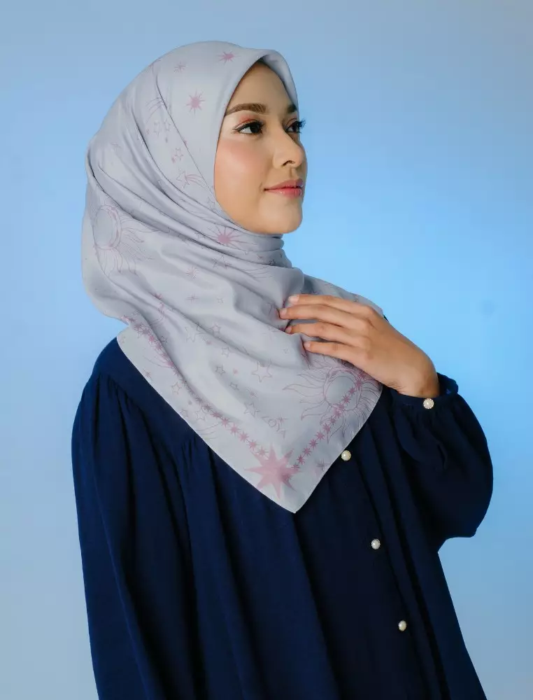 AMBERLY Scarf Silver Grey - Kerudung Hijab Segiempat Motif With Pouch Ziplock - Bahan Poly Fine - Ukuran 110x110