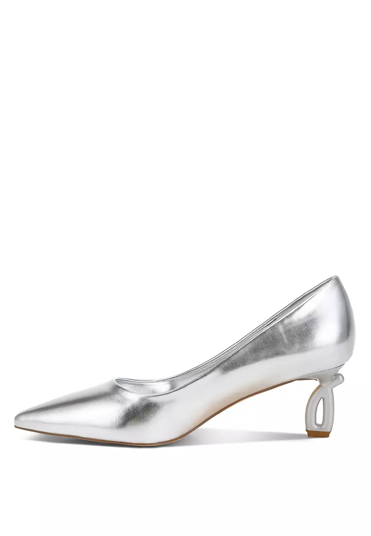 Sepatu hak fantasi metalik berwarna perak