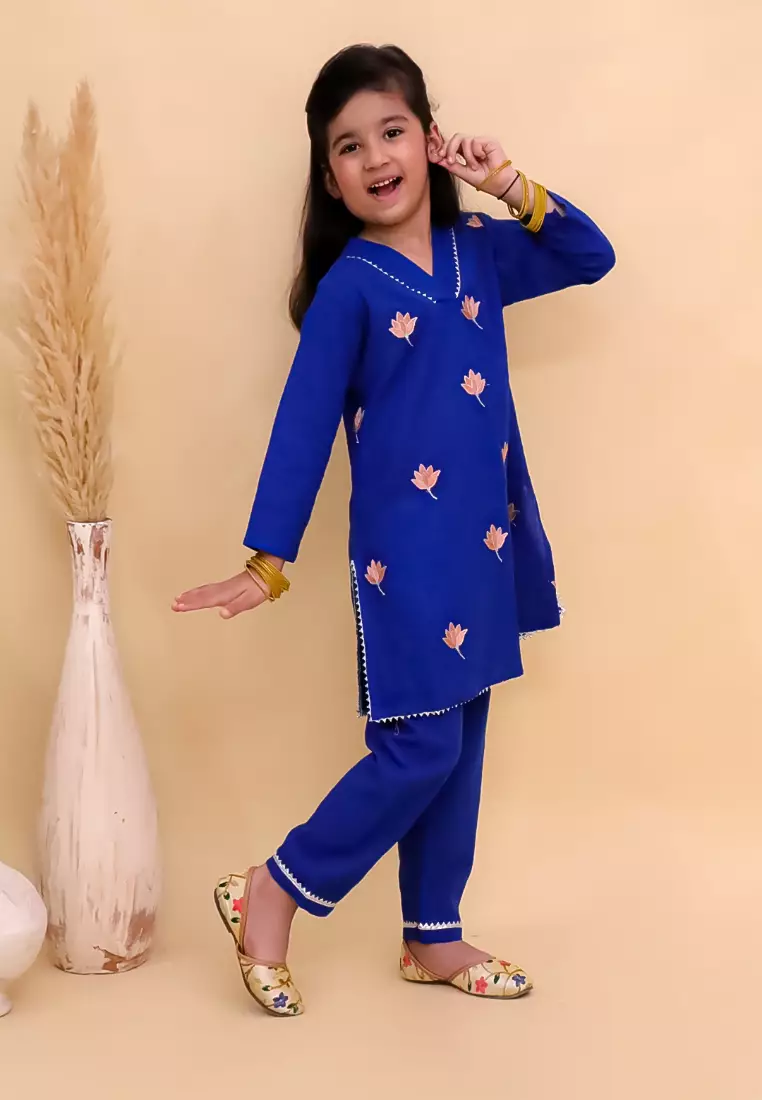 The Mom Store Kamal Vatika 女孩刺绣库尔塔套装 - 蓝色