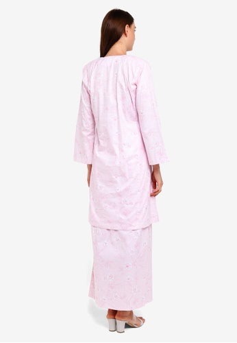Buy Nadeera Kurung Pahang from Butik Sireh Pinang in Pink at Zalora