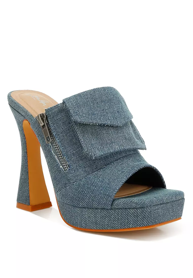 Sandal dengan detail kantong denim