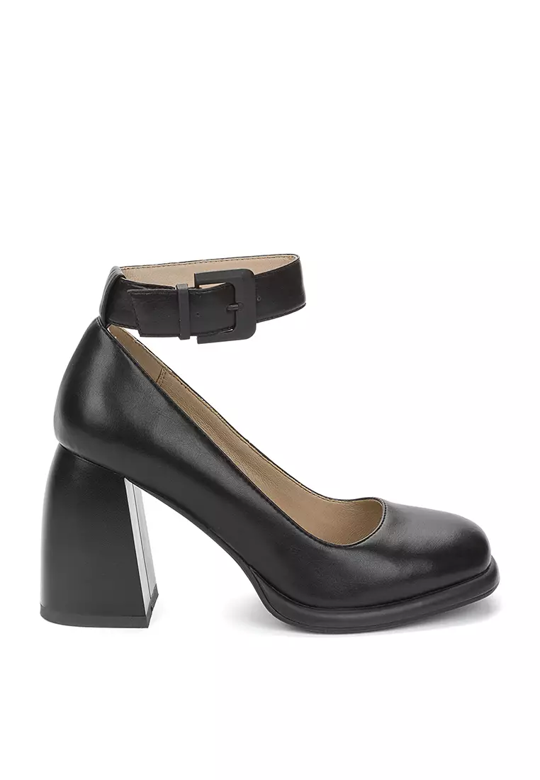 Pumps strap top