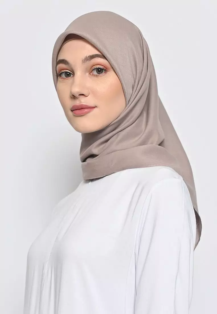 Hijab Segi Empat Voal Lily Jahit Tepi Tan