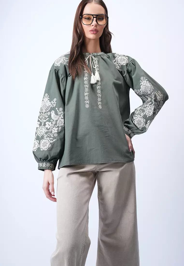 Judge Collar Tie-Down Embroidered Blouse