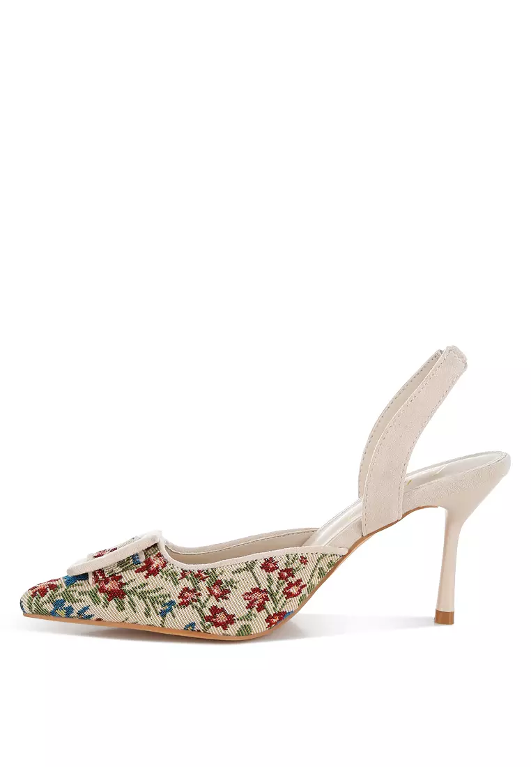 Sepatu hak stiletto dengan detail gesper bordir warna krem