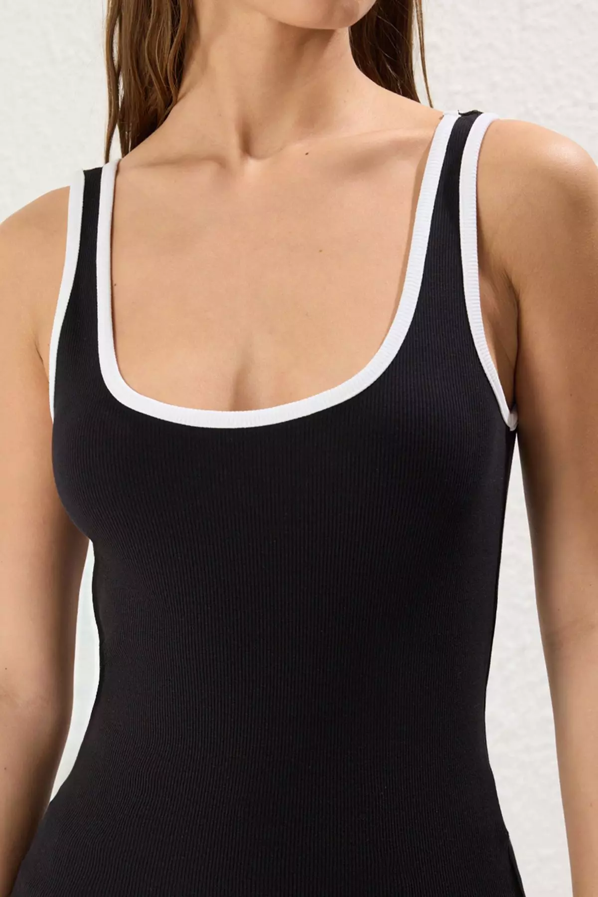Black Color Block Fitted/Body Fitted Pool Collar Elastic Knitted Tank Top TWOSS22AL0042