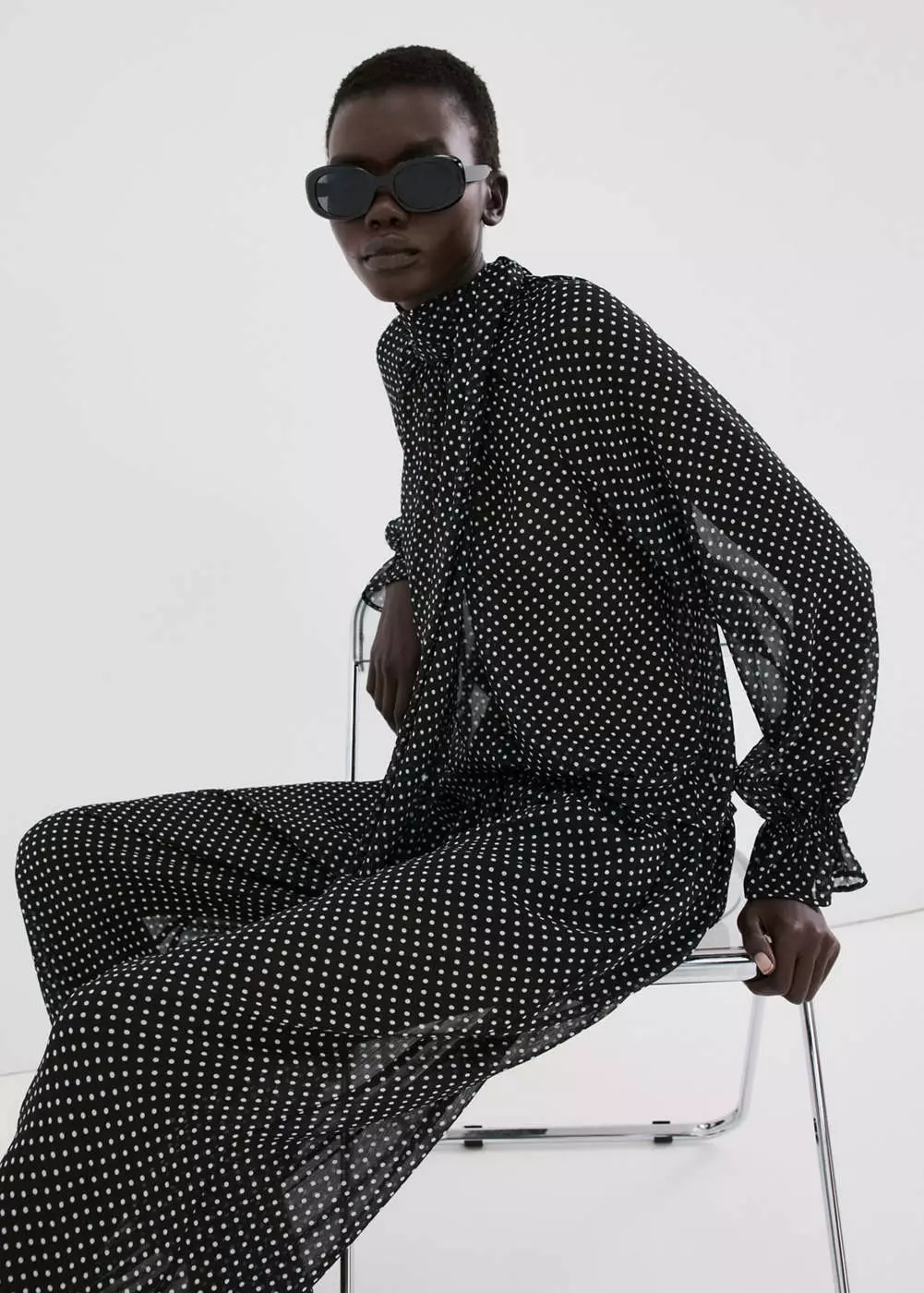 Blus polkadot leher tinggi
