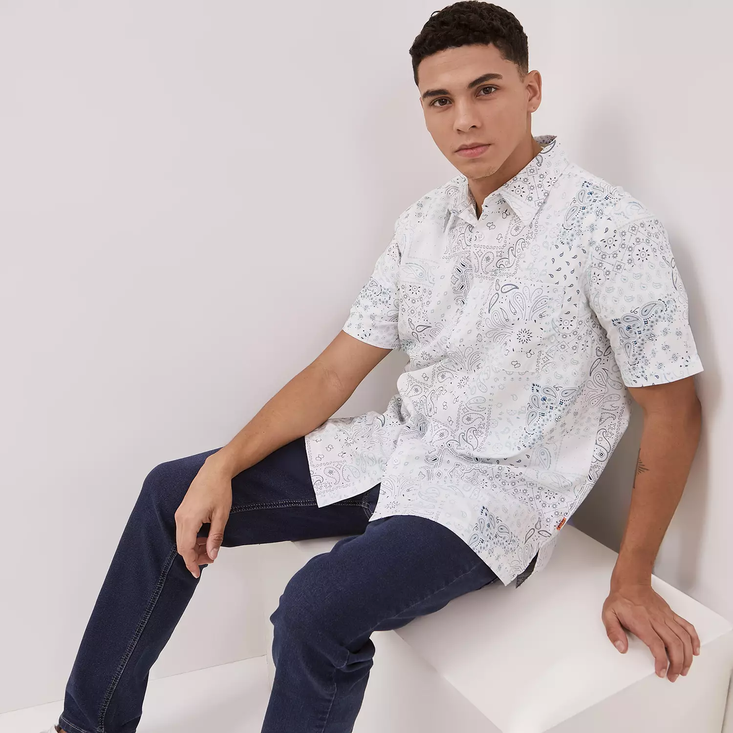 DUST Kemeja Rio Abstrak Putih (DM. 1438)