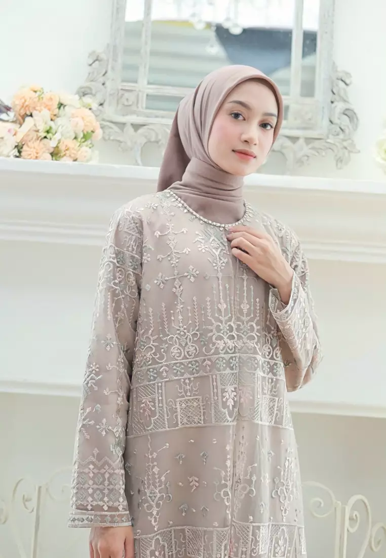 Mosleem Long Dress Broakat With Pearl Detail in Cream By Brilliant Girl Warna CREAM