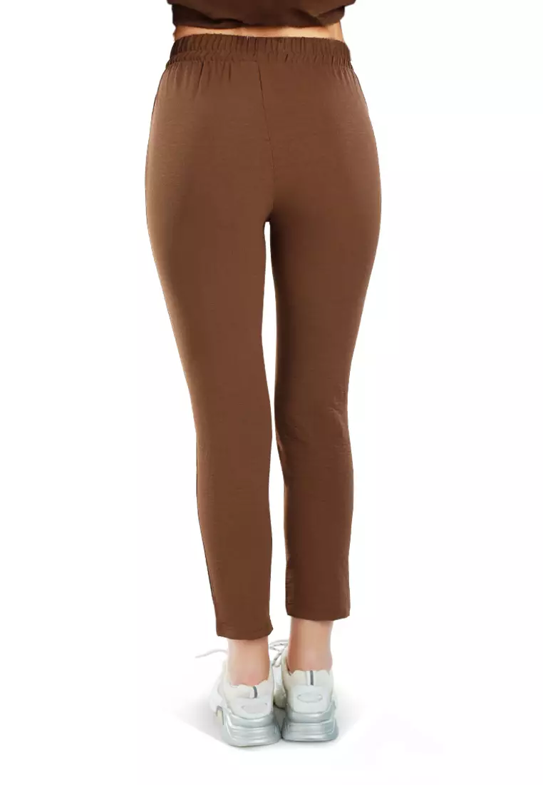 棕色长袖上衣和合身长裤协调套装