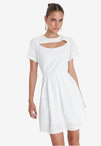 Trendyol white Collar Detailed Brode Dress 95345AA4D5B200GS_1