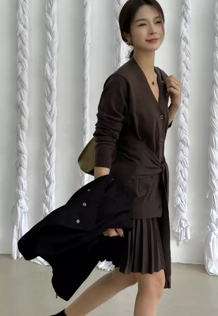 V-neck streamer pleated knit skirt set