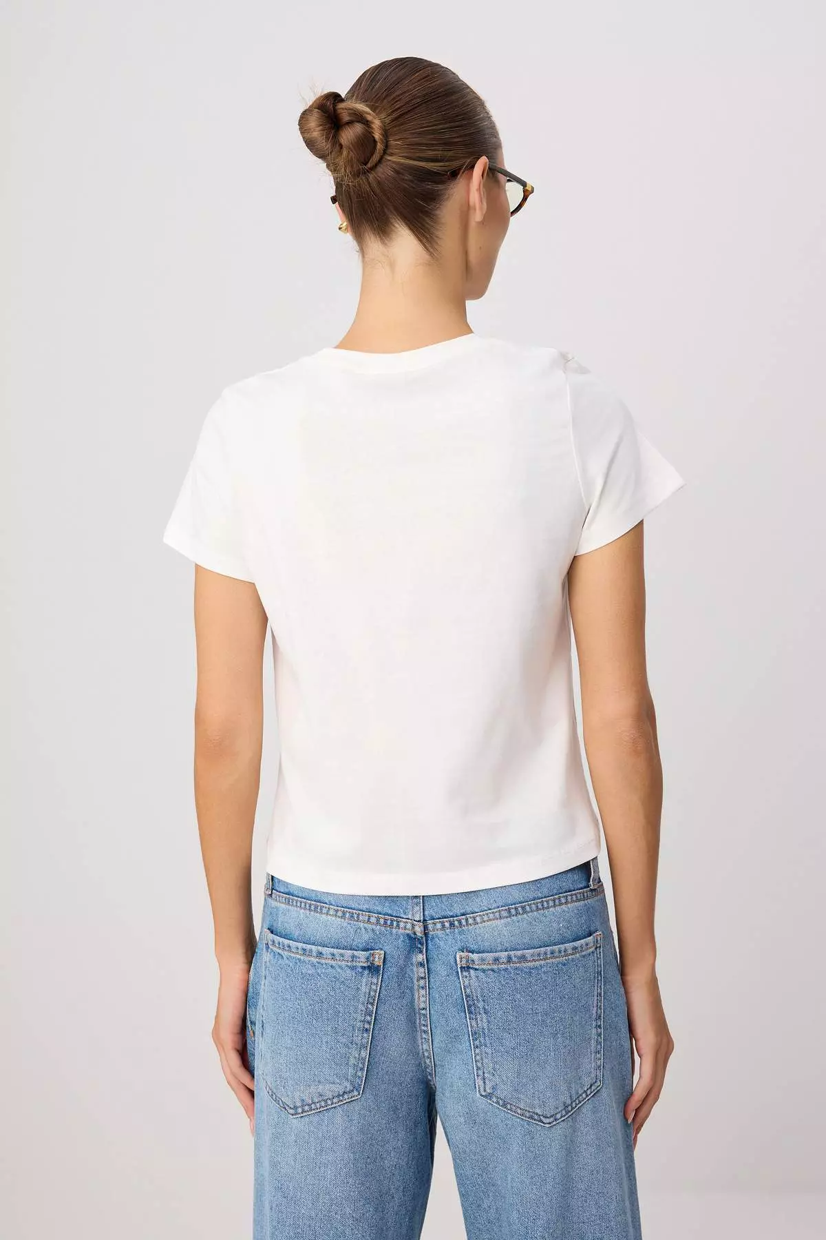 Ecru Embroidered Regular Crew Neck Standard Sleeve Short 100% Cotton Knitted T-Shirt Twoss26Ts00124