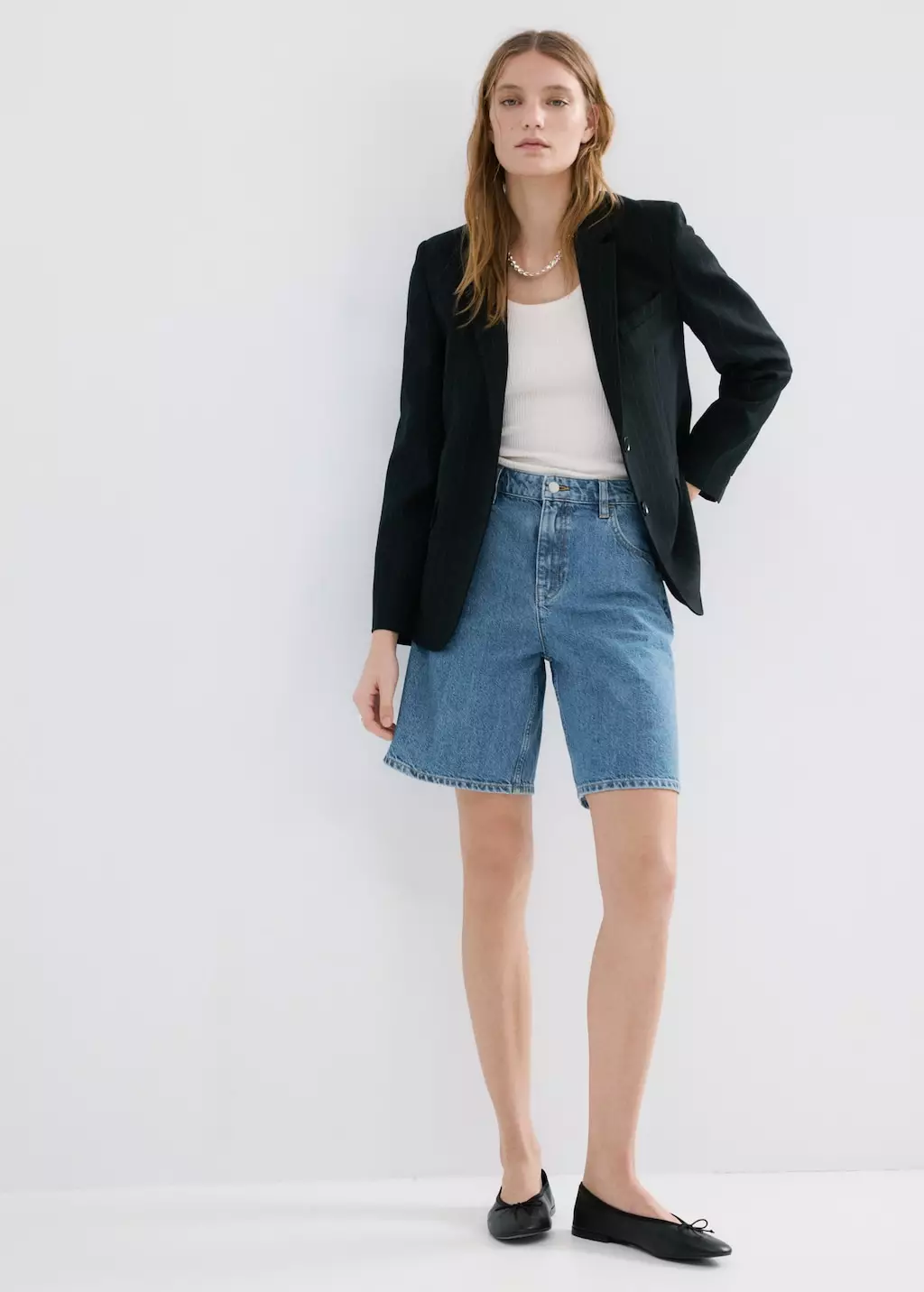 Celana pendek denim lurus berpinggang tinggi
