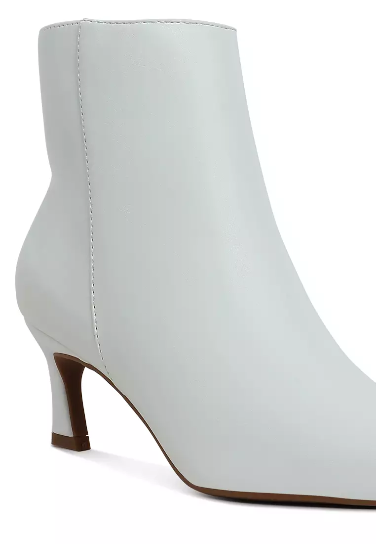 Sepatu bot kulit imitasi warna putih