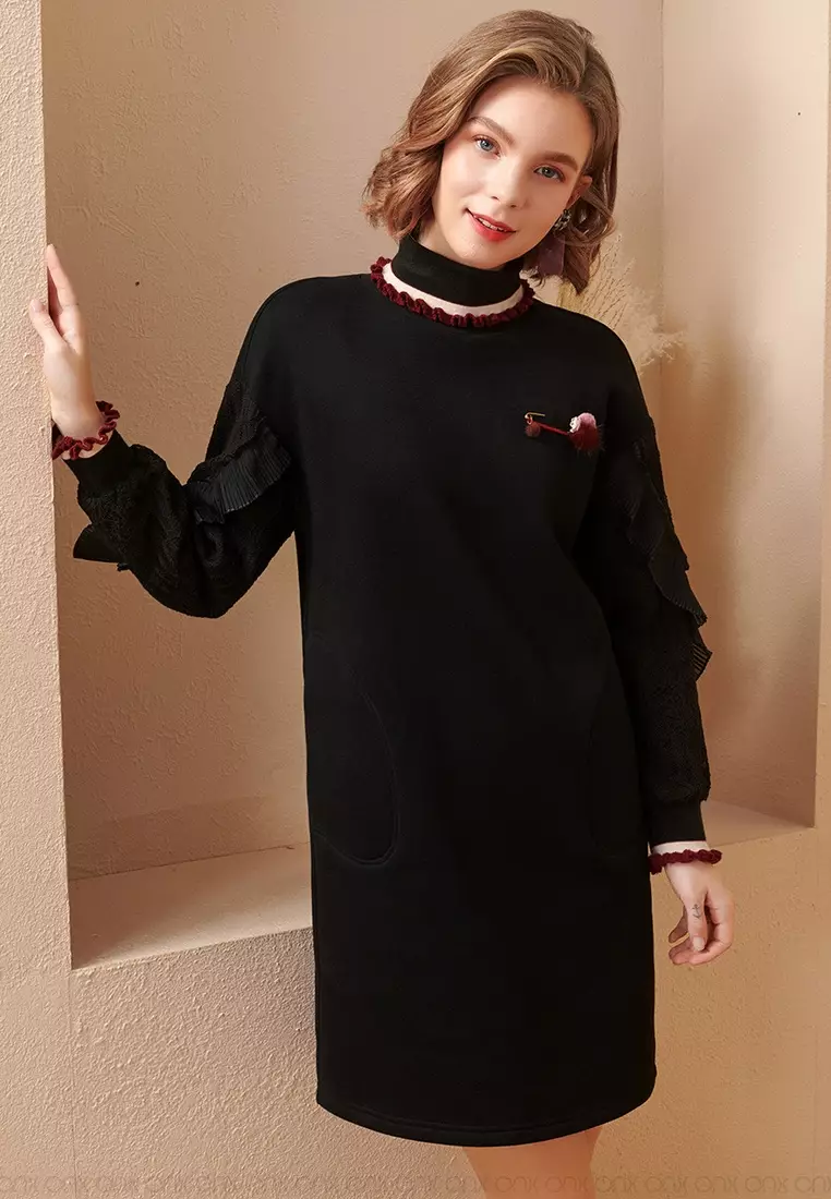 Temperament Lace Long-Sleeved Stitching Sweater Dress (With Detachable Brooch)
