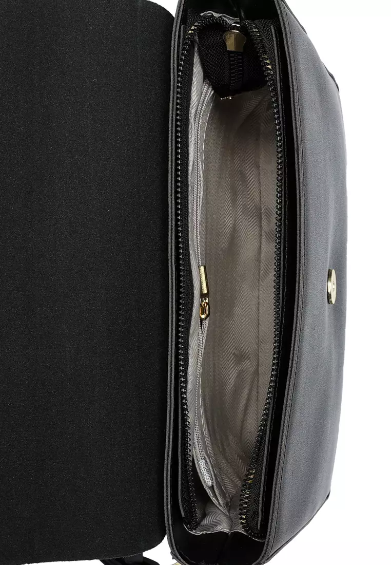 Tas Flap Yang Tidak Konvensional Berwarna Hitam
