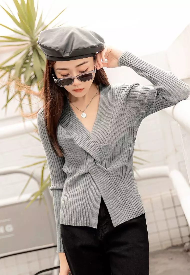 OB嚴選 性感V領造型扭結坑條針織長袖上衣《FA2625》