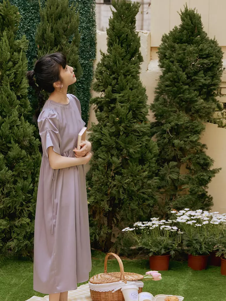 OB嚴選 咖啡廳家族．質感角色印花厚雪紡綁帶洋裝《KG1570》