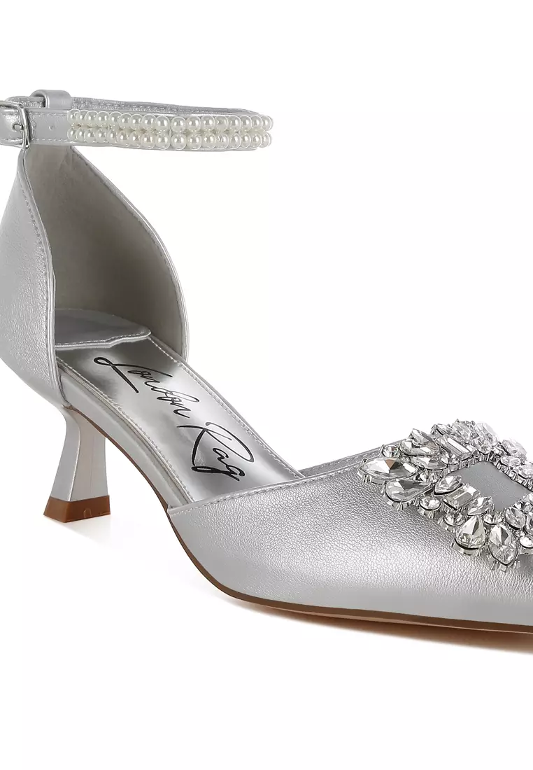 Sandal hak anak kucing bros berlian imitasi dalam warna perak