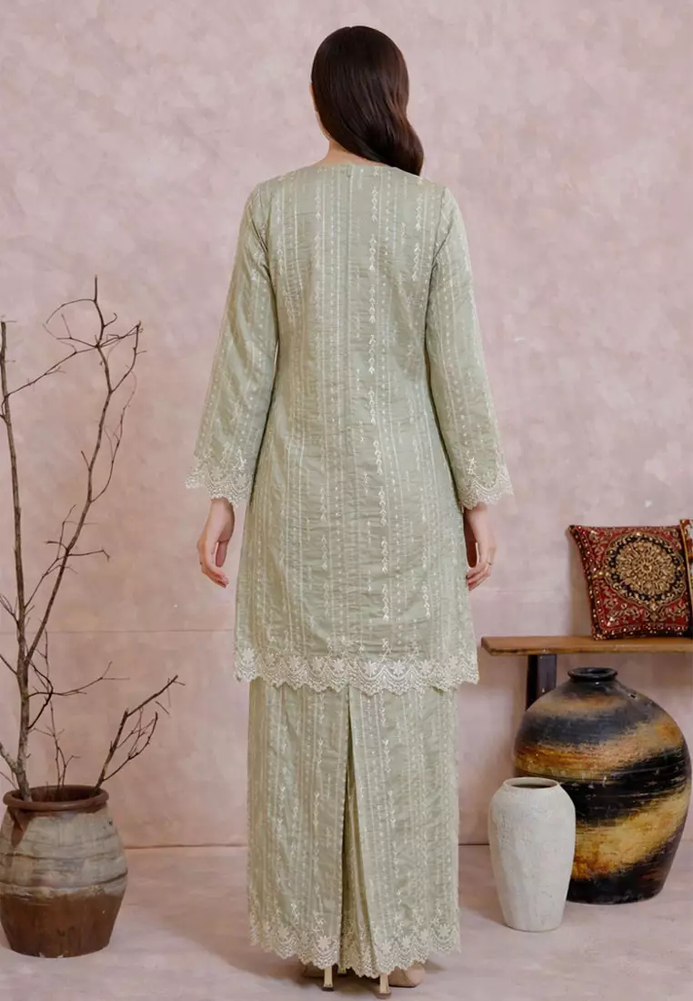 Permata Embroidery Long Kebaya with Kipas Belakang Skirt