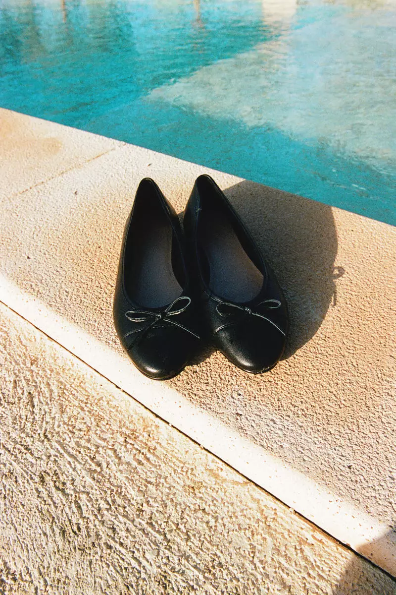 Discount on H&M  shoes - SKU: Leather ballet flats