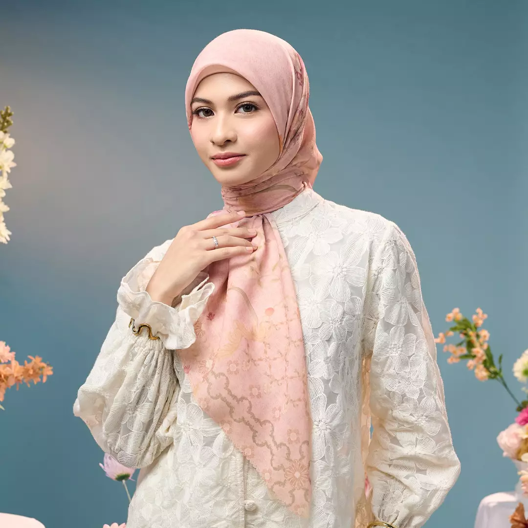 [INCLUDE HARD BOX] ZM Zaskia Mecca - Scarf Bunga Pertiwi Edisi Cut Nyak Meutia Peach | Material Voal Alaska Premium | Hijab Motif Segi Empat