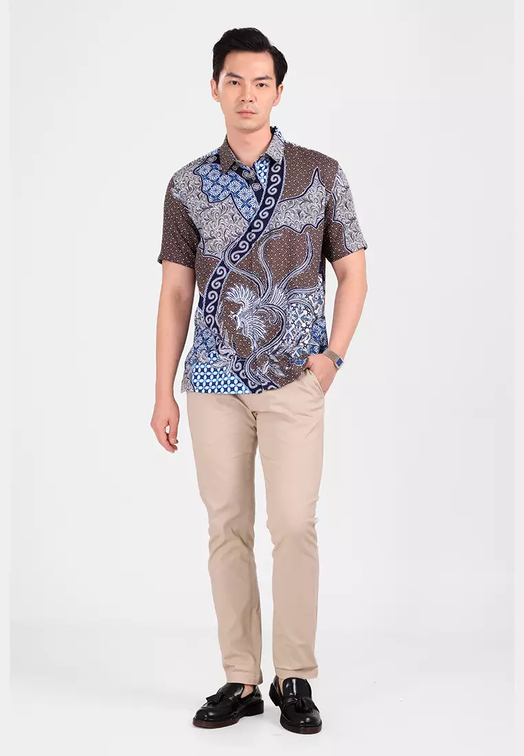 MANZONE - Kemeja Batik Lengan Pendek Pria Sayaka 5 Comfort Fit - Brown