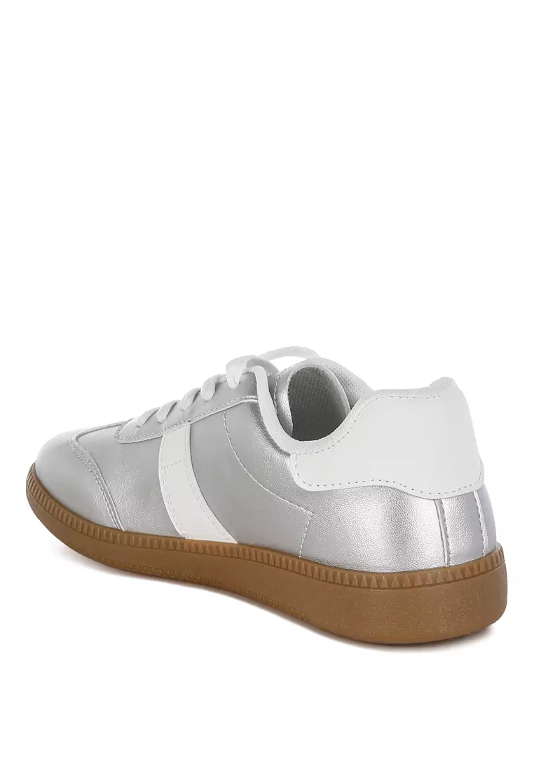 Sepatu Kets Metalik Bertali Warna Silver