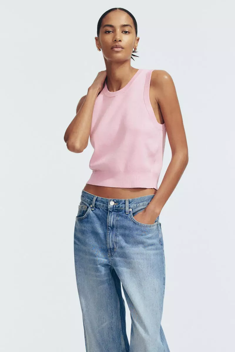 Fine-knit sweater vest