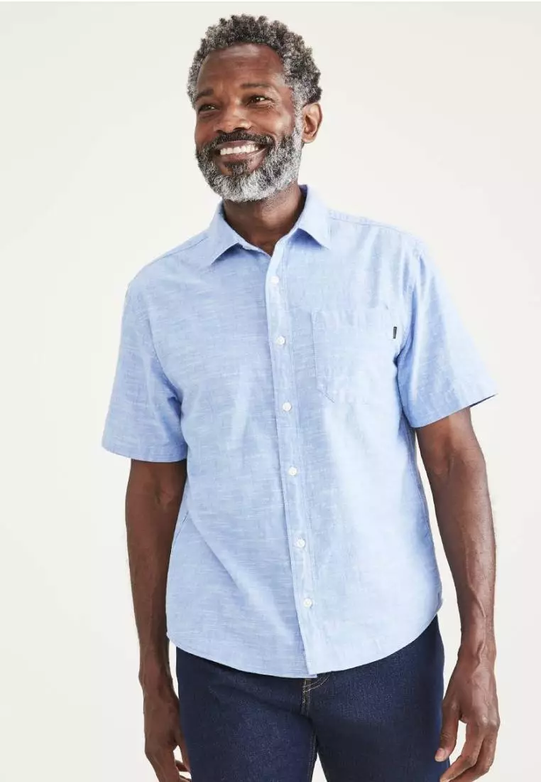 How should a men's short sleeve casual shirt fit?