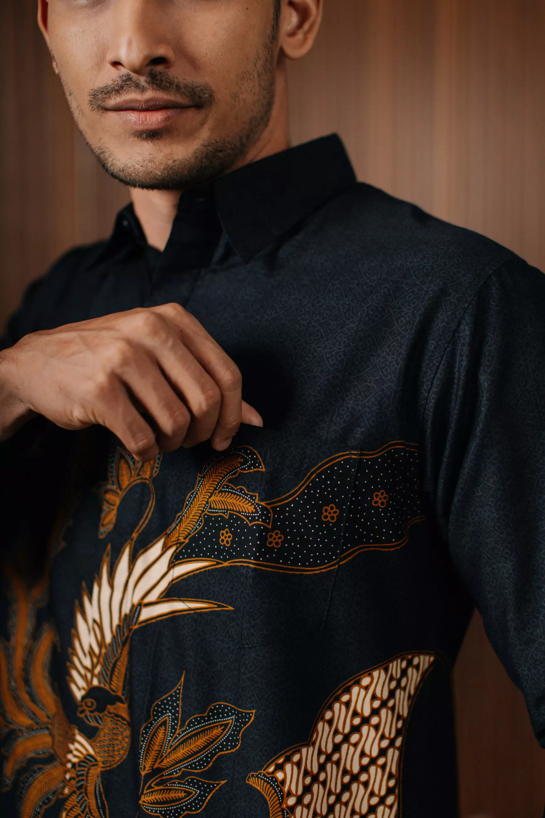 Adyatma Dewangga Black Kemeja Batik Slim Fit Pria Lengan Panjang Katun