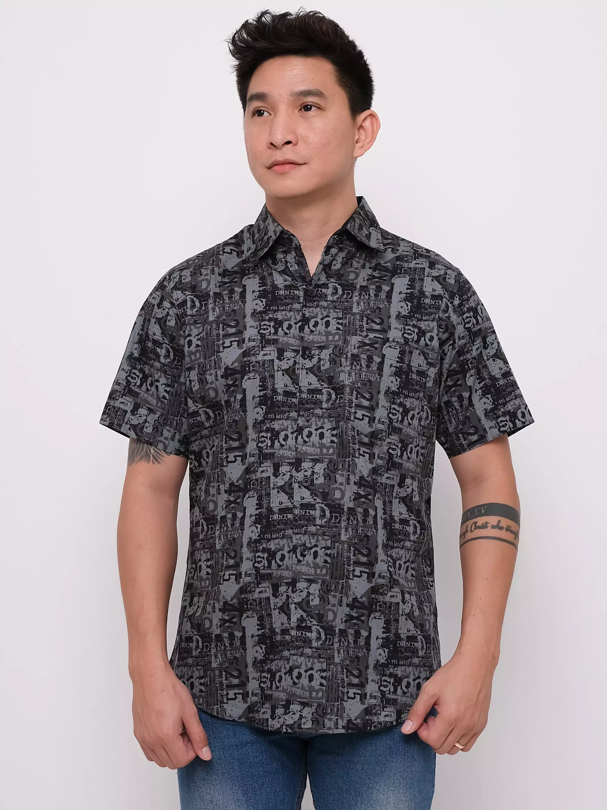 Kemeja Slim Fit Lengan Pendek Hitam Motif 16829