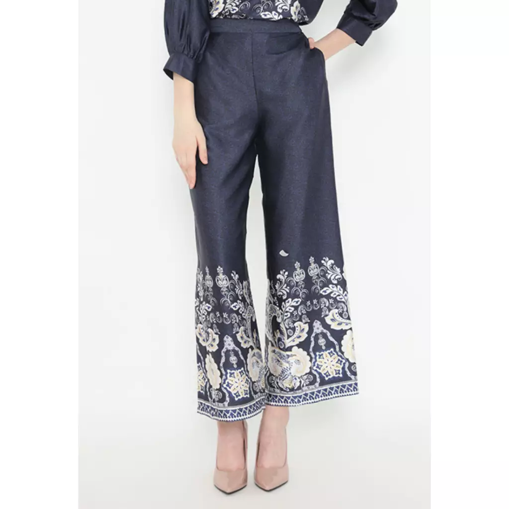 Kulot Wanita Modern Warna Biru Navy Motif Bunga Elegan Untuk Acara Santai dan Semi Formal (Defect serat kain) By Brilliant Girl Warna Celana
