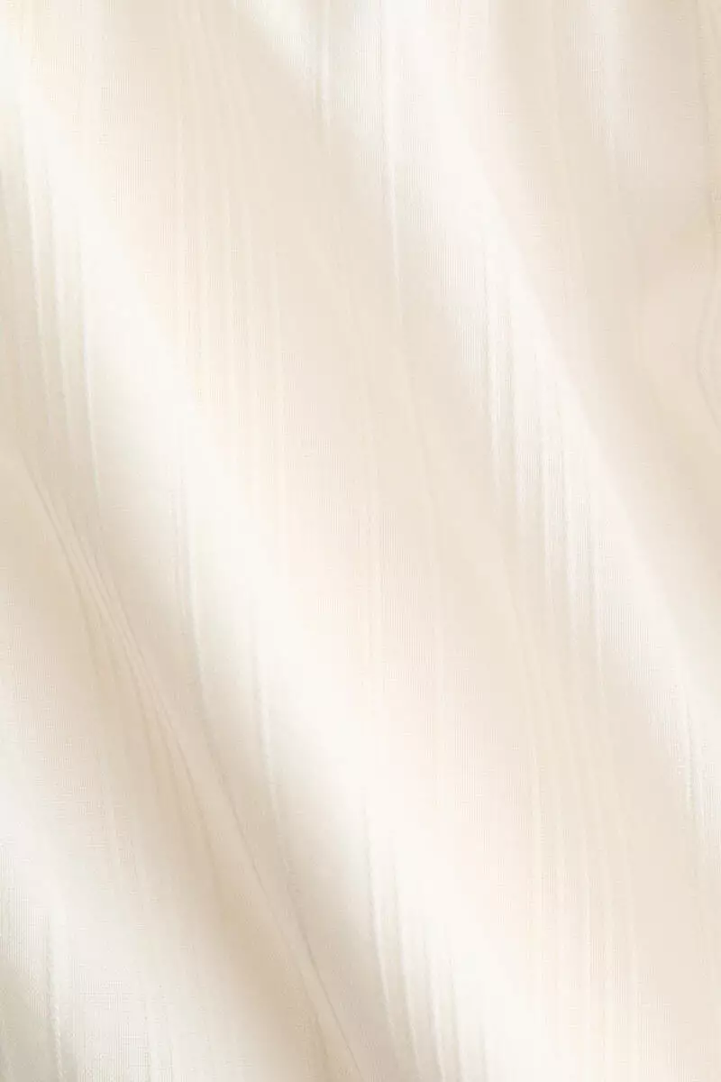 Tie-back puff-sleeved top