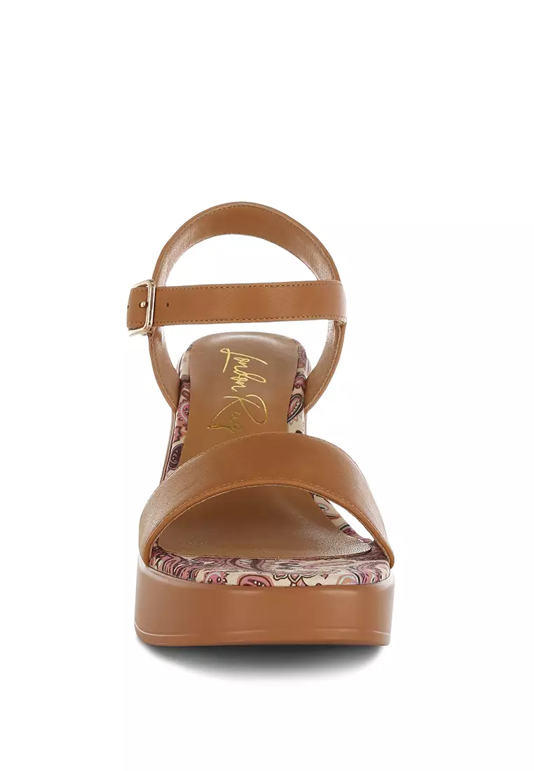 Sepatu hak platform dengan gesper pin berbahan kulit imitasi berwarna cokelat