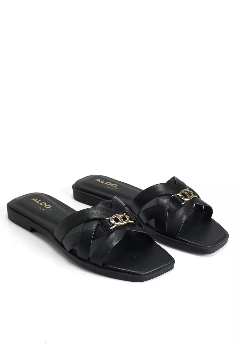 Jennaleriel-In Sandals