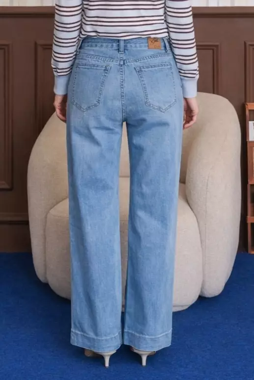 Sena Straight Jeans in Light Blue