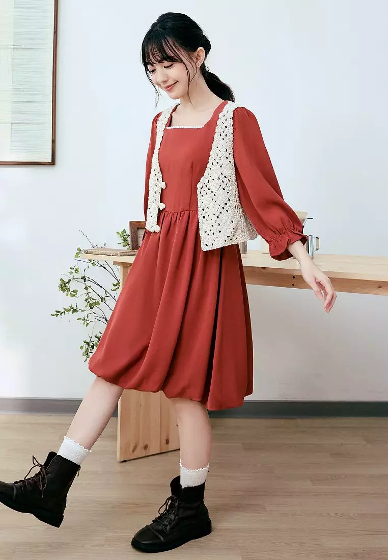 日系方領蕾絲滾邊荷葉拋袖短洋裝《DA9427》