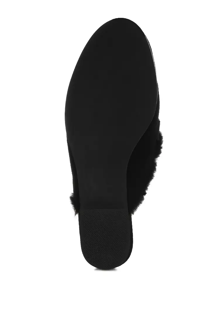 黑色絨面革和人造毛皮一腳蹬穆勒鞋