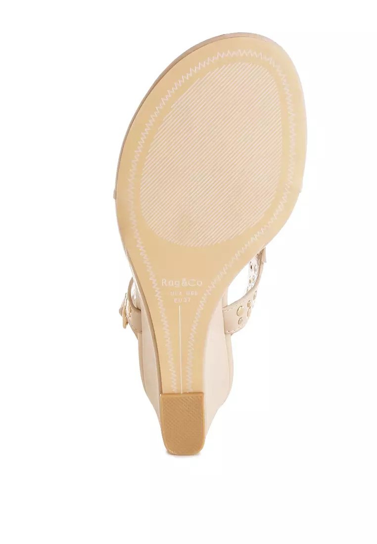 Sepatu wedges bertabur paku dengan ujung bertabur paku warna krem