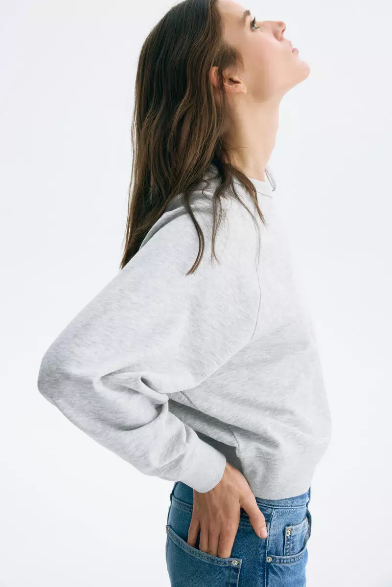 Raglan-sleeved sweatshirt