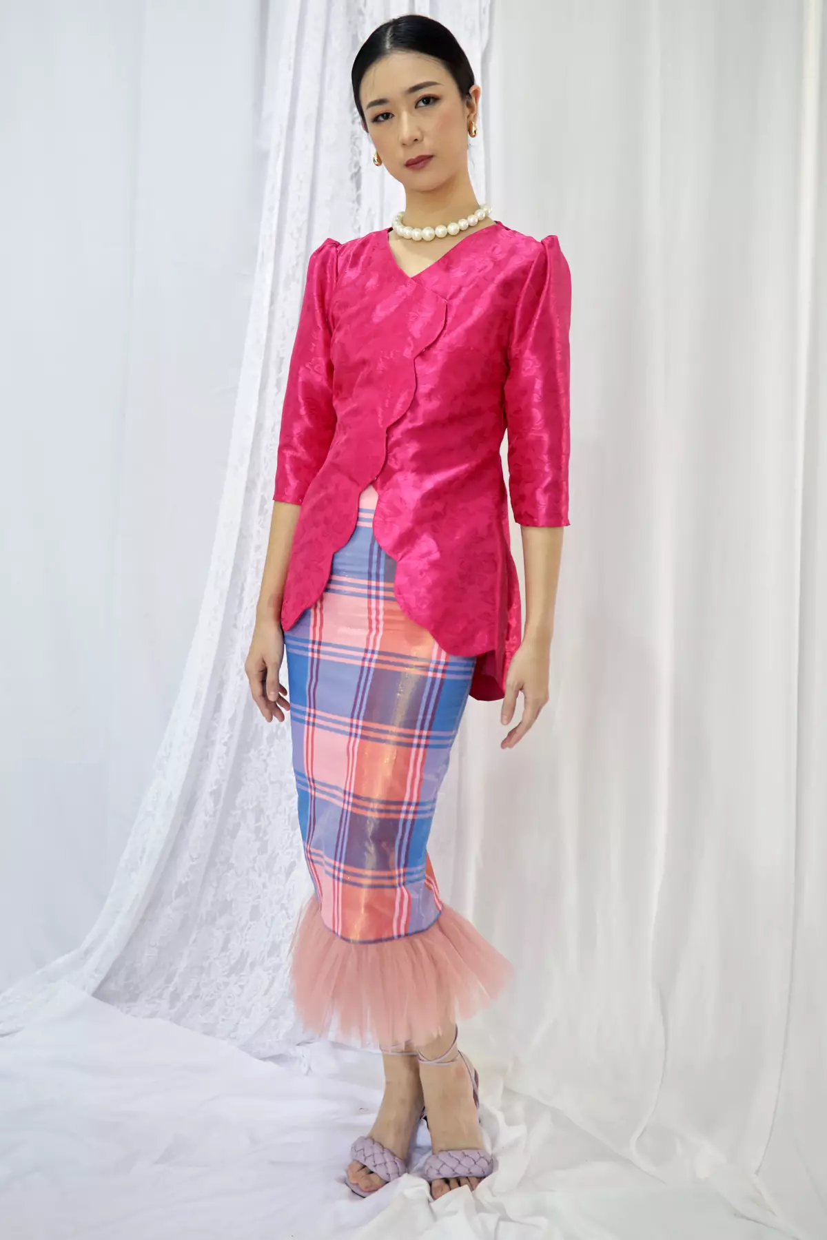 Danur Ayu Jaquard Magenta Kebaya Janggan Scallop