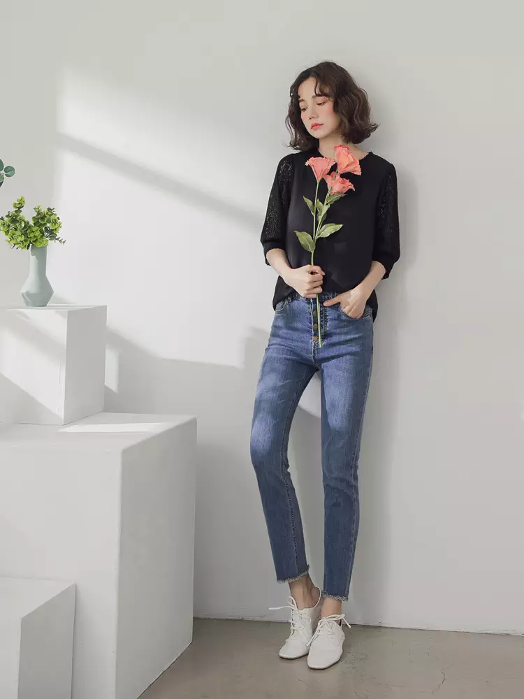 純色雪紡拼接袖蕾絲領口五分袖上衣《AB10879》